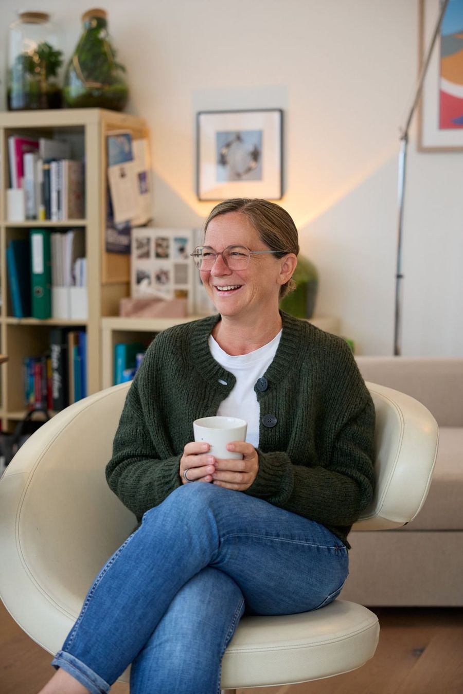 Dr. Barbara Schreiber lachend mit einer Tasse in der Hand